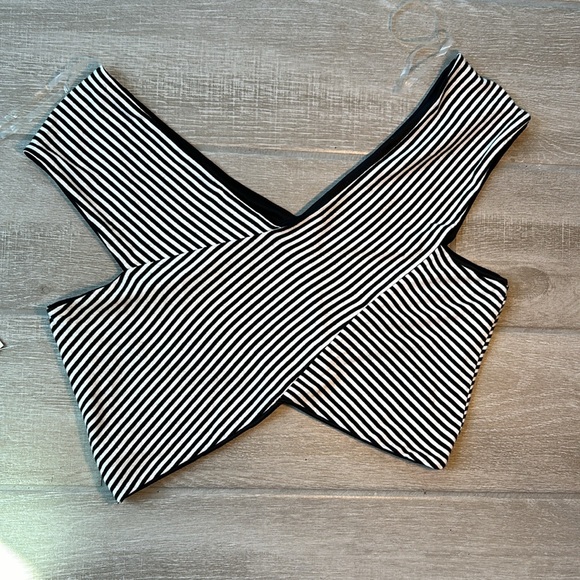 Charlotte Russe Black and White Striped Crop Top NWT Size Large Junior ? - Picture 3 of 12